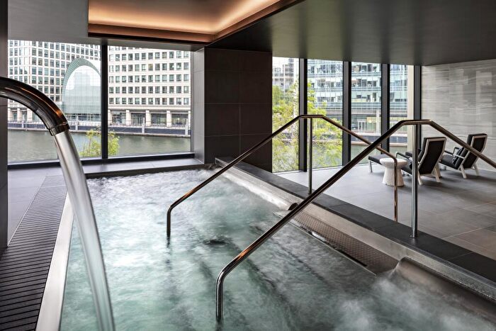 2 Bedroom Apartment For Sale In South Quay Plaza, Canary Wharf, London, E14
