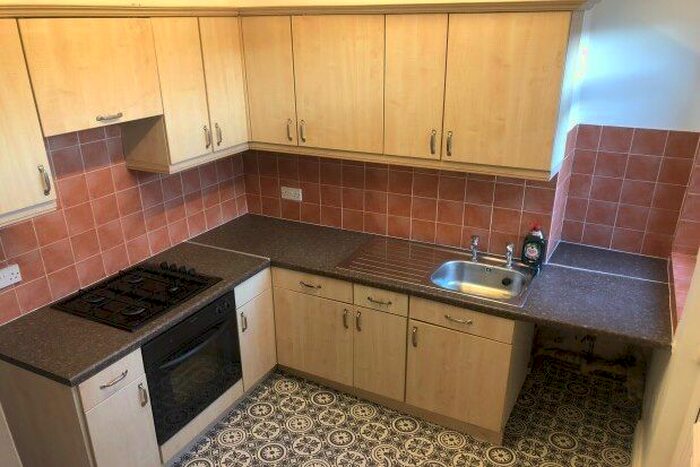 2 Bedroom Property To Rent In Newland Street, Wakefield, WF1
