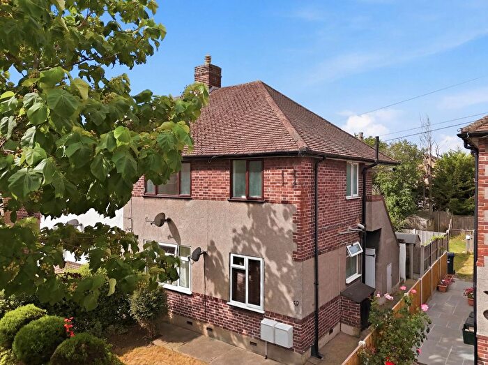 2 Bedroom Flat For Sale In Dryden Close, Hainult, IG6