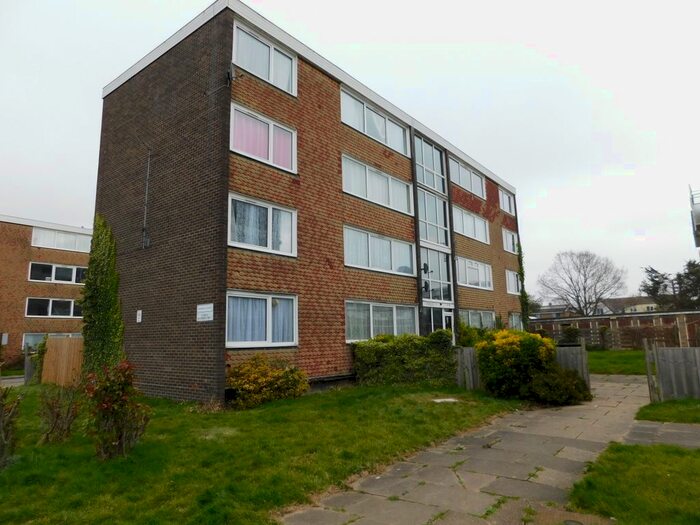 2 Bedroom Flat To Rent In Roseberry Avenue, Benfleet, SS7