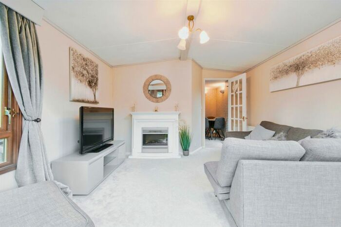 2 Bedroom Mobile/park Home For Sale In Lenchford Park Meadow, Shrawley, Worcester, WR6