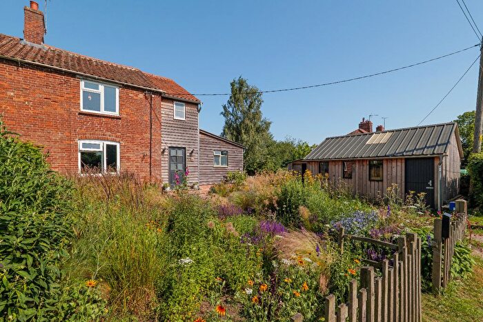 3 Bedroom Semi-Detached House For Sale In Warren Cottages, Narford Road, West Acre, PE32