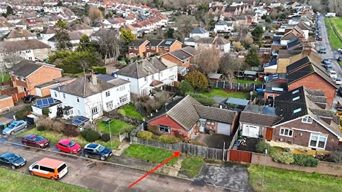 3 Bedroom Detached House For Sale In Woodlands Road, Epsom, KT18