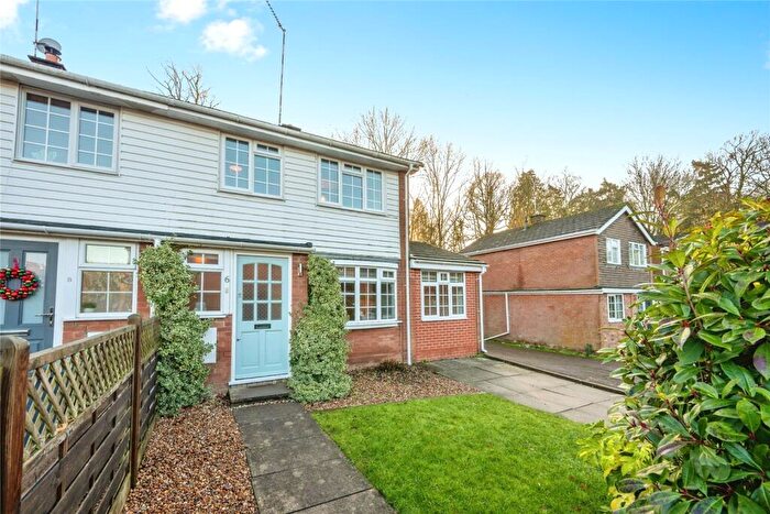 3 Bedroom End Of Terrace House For Sale In Stuart Close, Warwick, Warwickshire, CV34