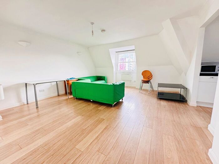 2 Bedroom Flat To Rent In Brixton Road, London, SW9