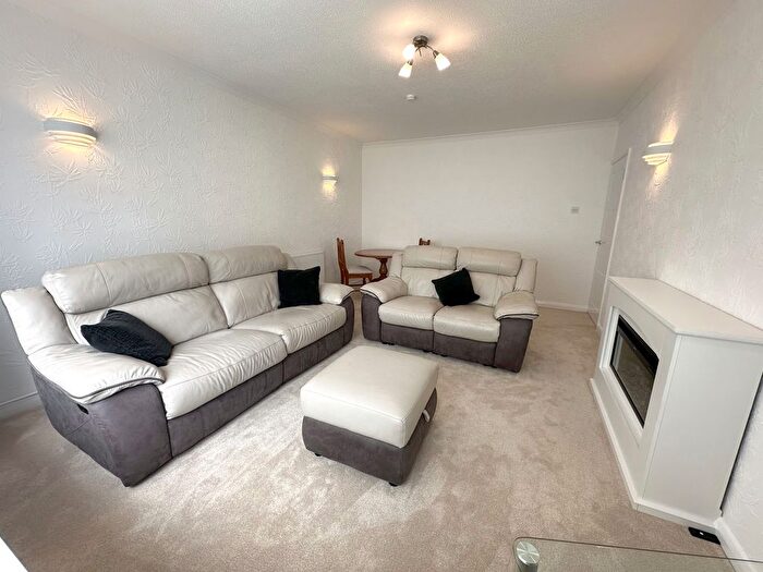 2 Bedroom Flat To Rent In Long Oaks Court, Swansea, SA2