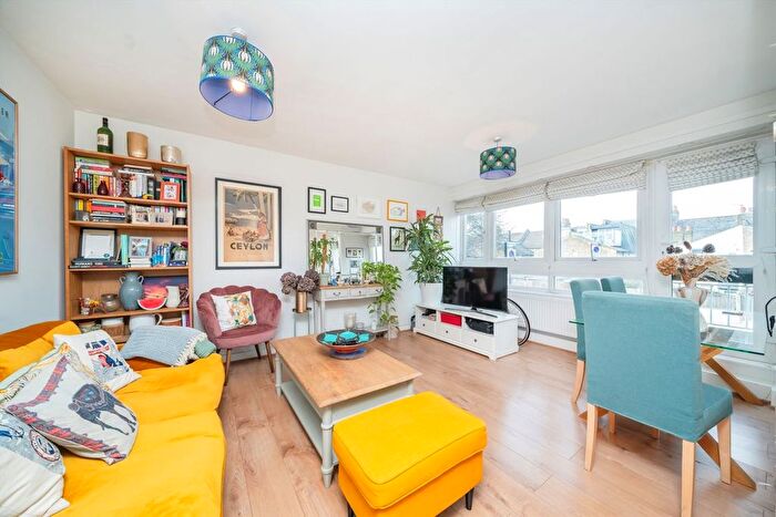 1 Bedroom Flat For Sale In Bloemfontein Road, Shepherds Bush, W12