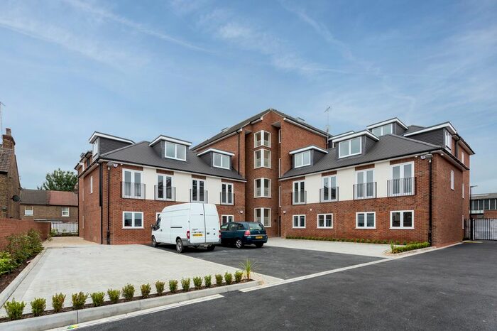 2 Bedroom Flat To Rent In Reet Gardens, Stoke Gardens, Slough, SL1