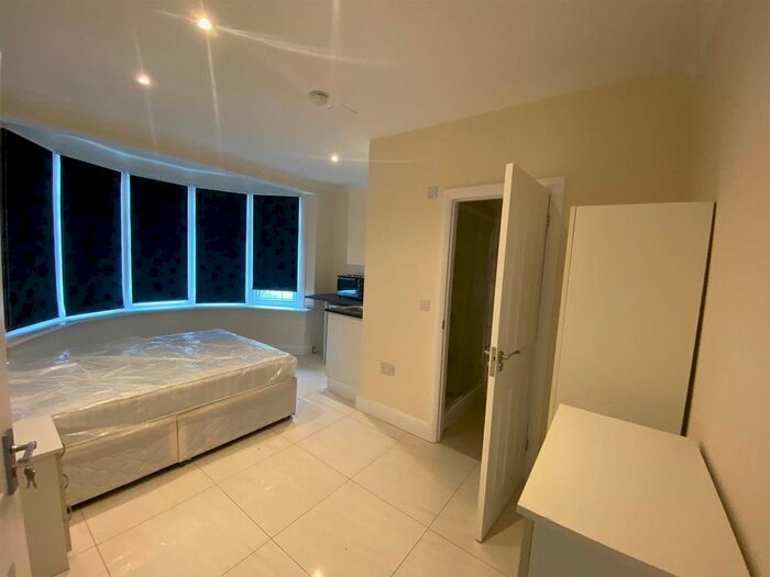 Studio To Rent In Lennox Gardens, London, NW10