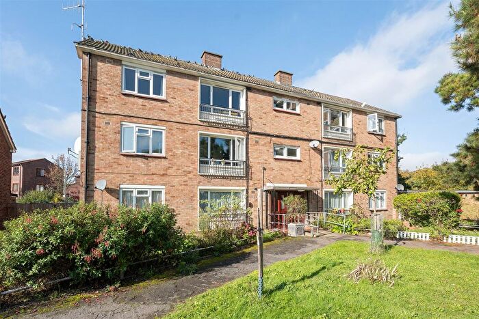 2 Bedroom Flat For Sale In Brading Crescent, Wanstead, E11