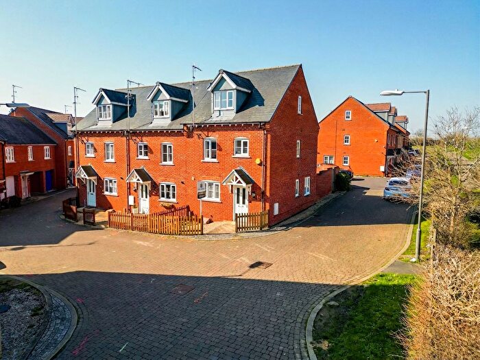 3 Bedroom End Of Terrace House For Sale In Rede Close, Aylesbury, HP19