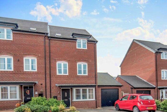 4 Bedroom Town House To Rent In Watercress Rise, Bedford, MK40