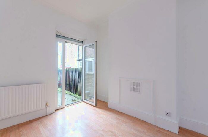 1 Bedroom Flat To Rent In Brayards Road, Nunhead, London, SE15