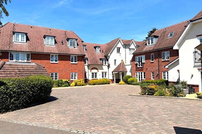 2 Bedroom Flat For Sale In Between Streets, Cobham, Surrey, KT11