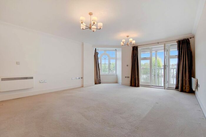 3 Bedroom Flat For Sale In Bridge Road, Hampton Court, East Molesey, KT8