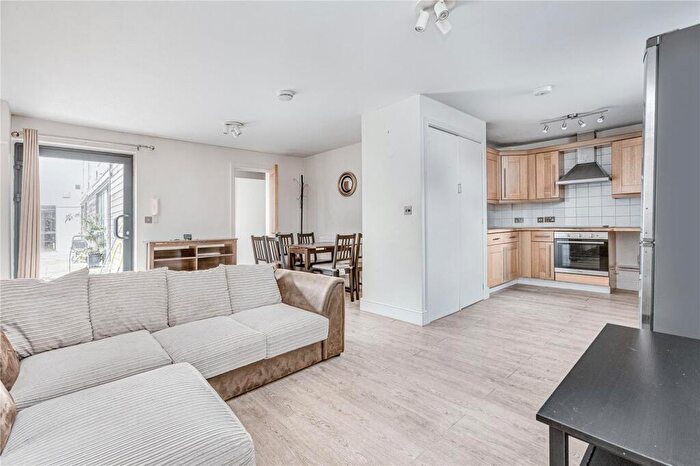 2 Bedroom Flat To Rent In St. John's Hill, Battersea, SW11
