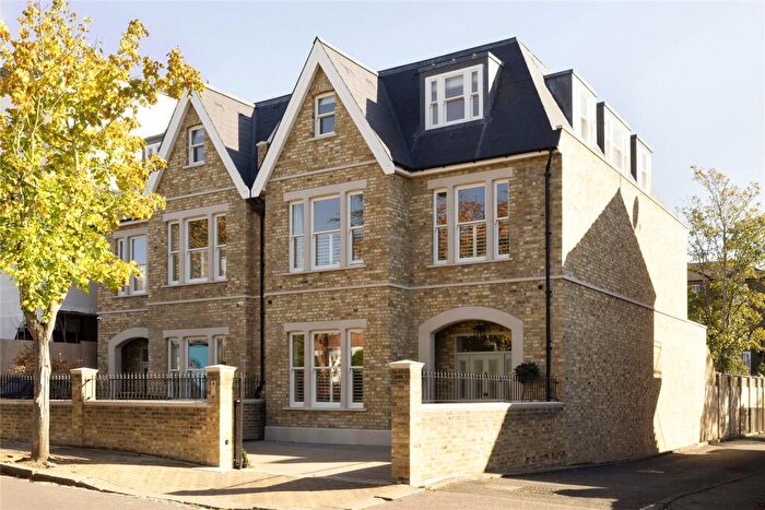7 Bedroom Semi-Detached House For Sale In Sudbrooke Road, SW12