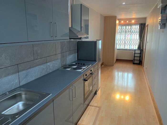 1 Bedroom Flat To Rent In Axholme Avenue, Edgware, HA8