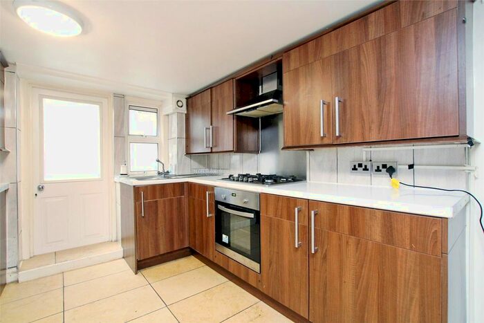 3 Bedroom Flat To Rent In Fordham Street, Whitechapel, London, E1