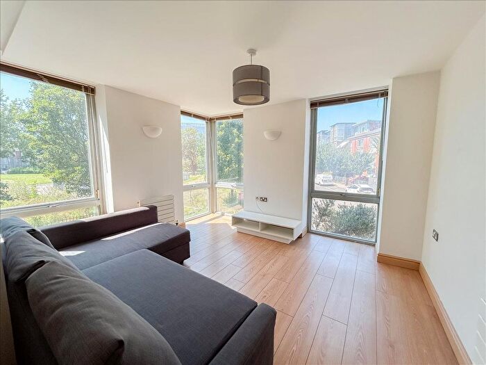 2 Bedroom Flat To Rent In Hunt Close, London, W11