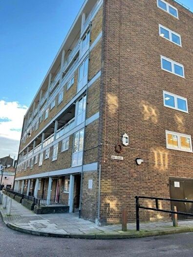 3 Bedroom Flat To Rent In Frimley Way, London, E1