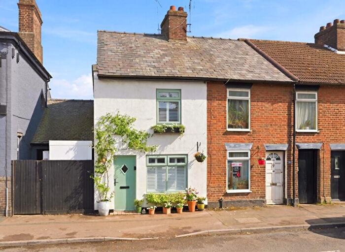 2 Bedroom End Of Terrace House For Sale In Church Road, Slip End, Luton, Bedfordshire, LU1