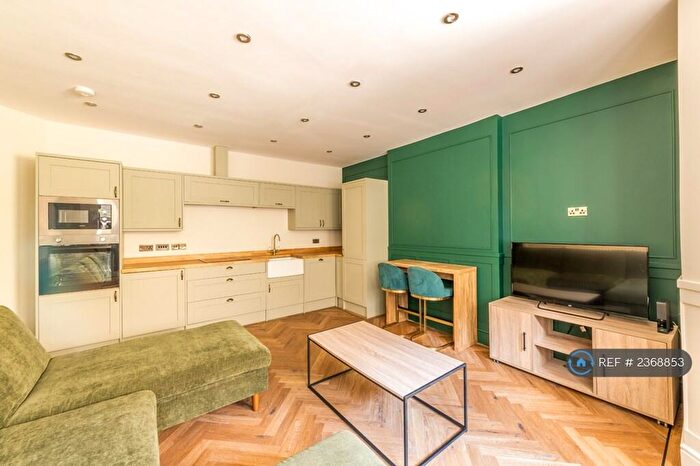 2 Bedroom Flat To Rent In Cotham Vale, Bristol, BS6