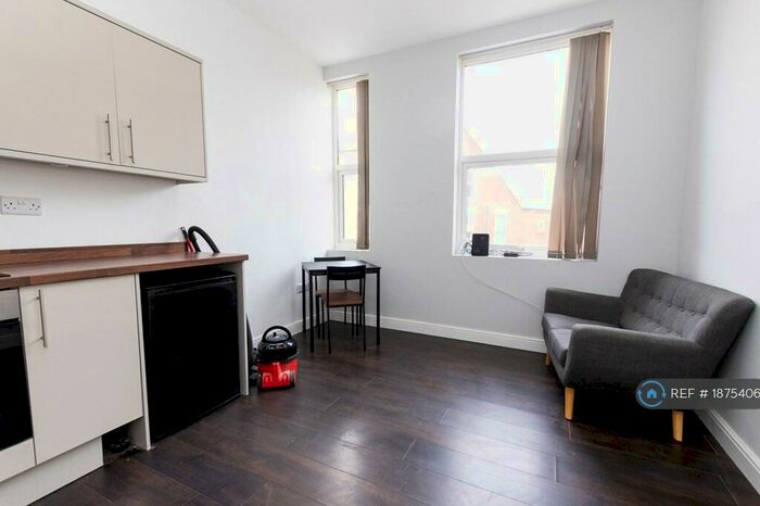 1 Bedroom Flat To Rent In Dovercastle, Nottingham, NG7