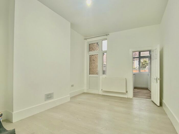 1 Bedroom Studio To Rent In Caithness Road, Mitcham CR4