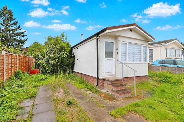 2 Bedroom Park Home For Sale In Park Home, Drakes Drive, AL1