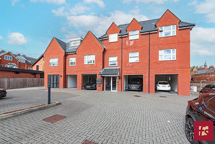 2 Bedroom Flat For Sale In High Street, Crowthorne, Berkshire, RG45