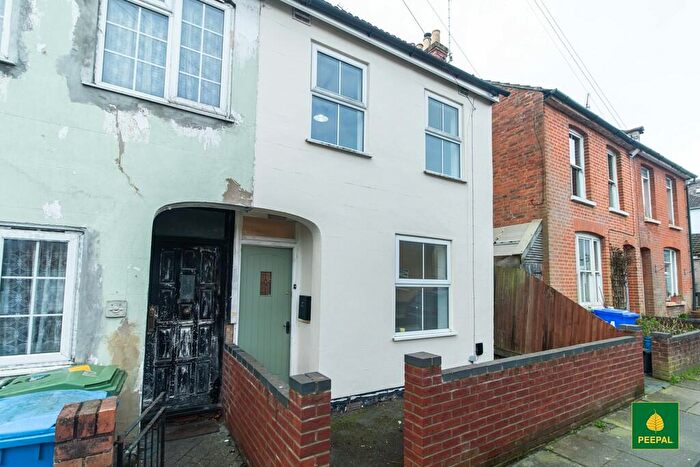 2 Bedroom End Of Terrace House For Sale In Lysons Road, Aldershot, Hampshire, GU11