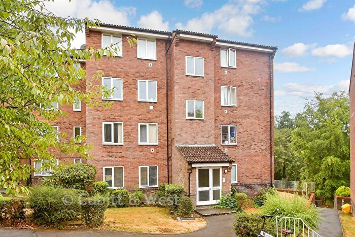 2 Bedroom Flat For Sale In St. Leonard's Park, East Grinstead, West Sussex, RH19