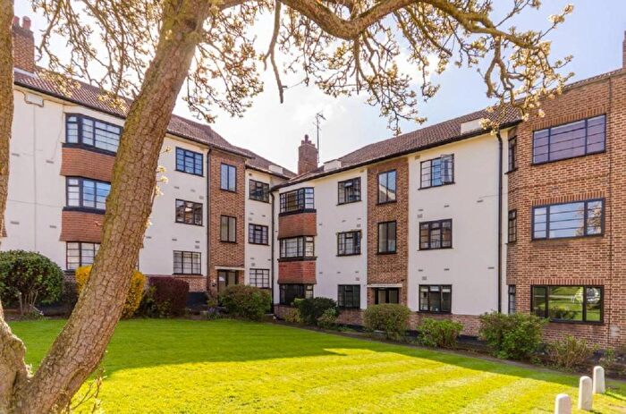 2 Bedroom Flat To Rent In Friern Park, London, N12