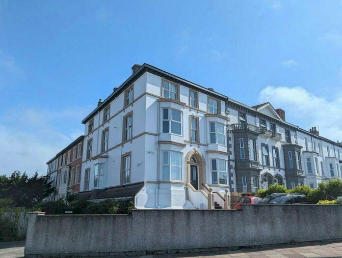 2 Bedroom Flat To Rent In Promenade, Southport, PR9
