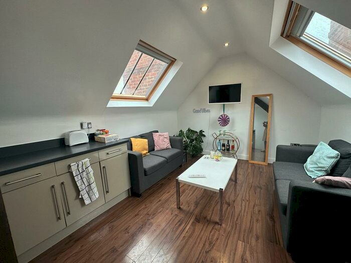 3 Bedroom Apartment To Rent In Hyde Terrace, Leeds, West Yorkshire, LS2