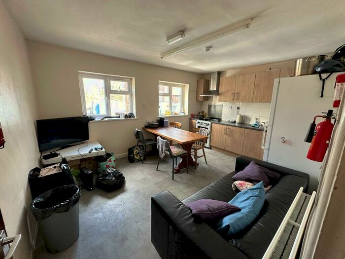 4 Bedroom Apartment To Rent In Cowley Road, Oxford, OX4