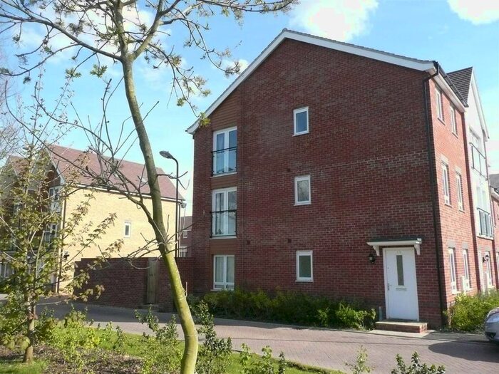 4 Bedroom Town House To Rent In Edgeworth Close, Slough, SL3