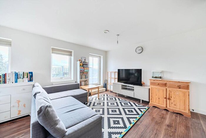2 Bedroom Flat For Sale In Telford Road, Arnos Grove, London, N11
