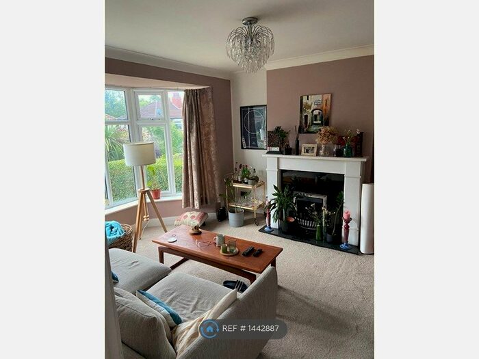 3 Bedroom Semi-Detached House To Rent In Roundhay Grove, Leeds, LS8