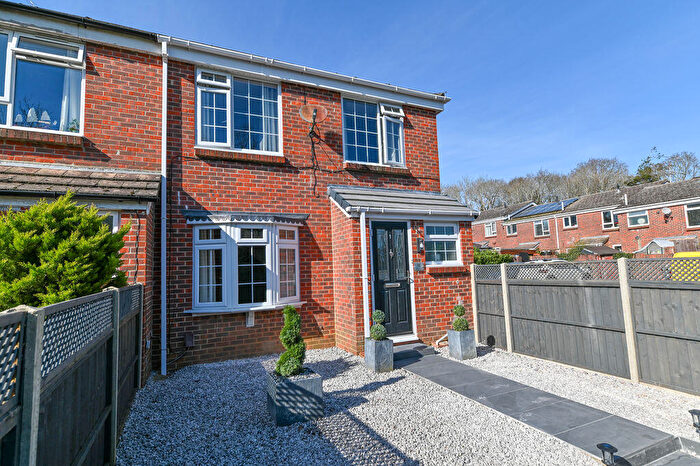 3 Bedroom End Of Terrace House For Sale In Broom Close, Waterlooville, PO7