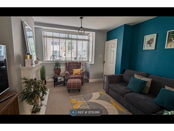 3 Bedroom Semi-Detached House To Rent In Lynn Drive, Droylsden, Manchester, M43