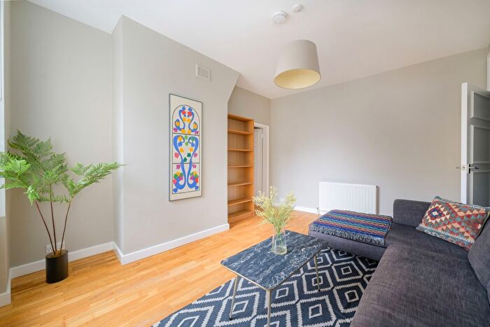 2 Bedroom Flat To Rent In Cartwright Street, London, E1