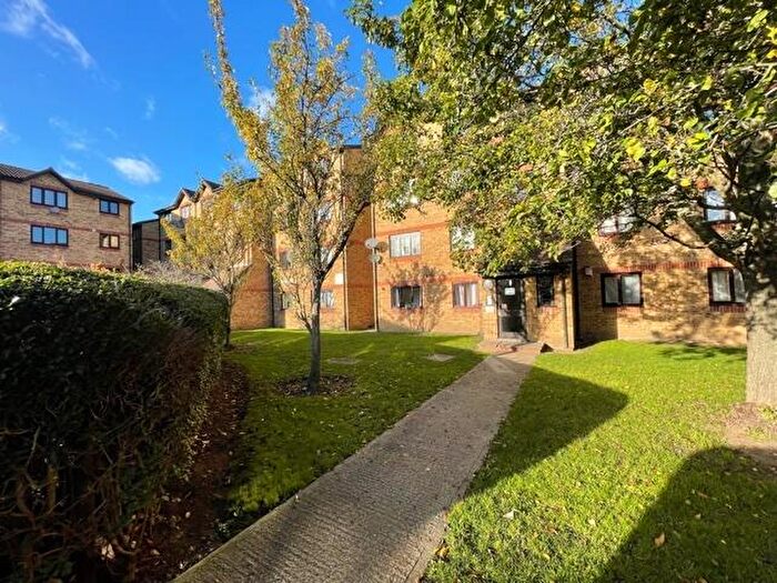 1 Bedroom Flat To Rent In Sunbury Court, Myers Lane, New Cross, SE14