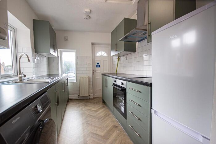 3 Bedroom Flat To Rent In Helmsley Road, Newcastle Upon Tyne, NE2