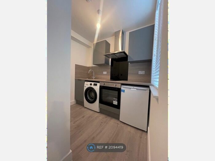 Studio To Rent In Hinton Road, London, N18