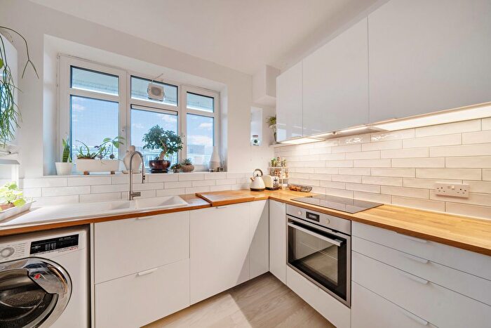 2 Bedroom Flat For Sale In Lordship Lane, London, SE22