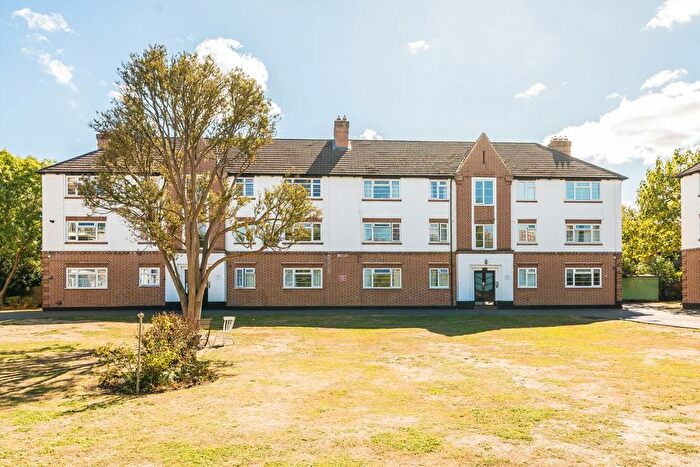 2 Bedroom Flat To Rent In Manor Road, Twickenham, TW2