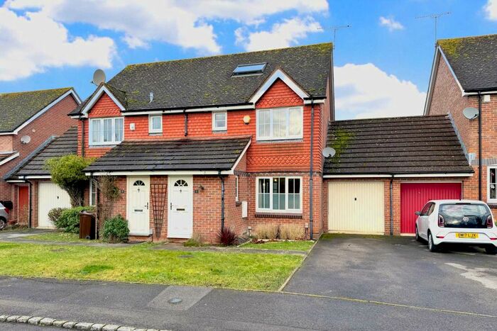 4 Bedroom Semi-Detached House To Rent In Clover Close, Wokingham, RG40