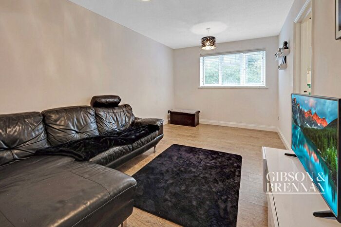 2 Bedroom Flat For Sale In Menzies Avenue, Basildon, SS15
